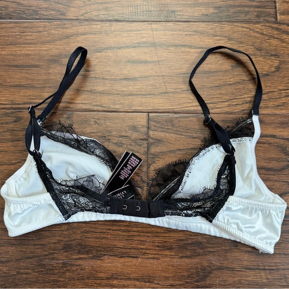 Victoria’s Secret white & black lace un-padded light support bralette - Picture 2 of 3